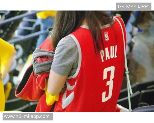 穿077球衣的女球迷晒打球美照展现对篮球的热爱与激情 穿077球衣的女球迷晒打球美照展现对篮球的热爱与激情